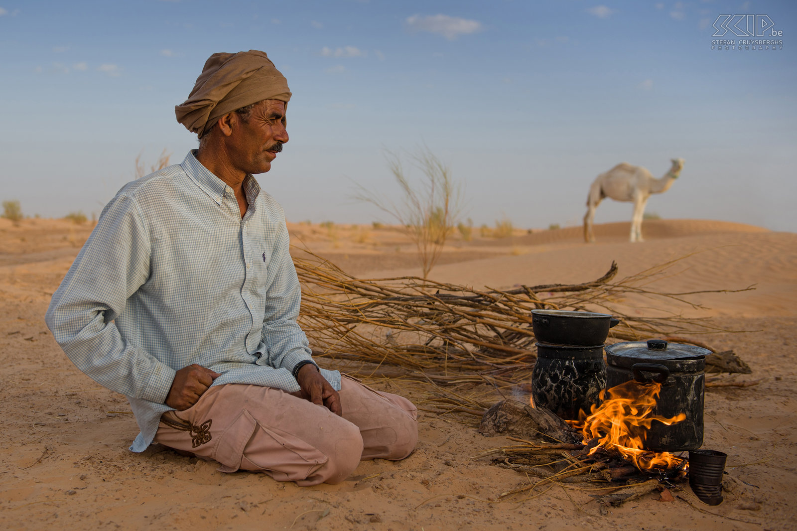 Kokende bedoeien Onze begeleider Abdellah begint met koken van onze eerste avondmaal in de woestijn. De Bedoeïenen zijn Berbers die traditioneel een nomadisch bestaan kennen en een groot leefgebied hebben dat bijna de gehele Sahara omvat. Tegenwoordig leven de meeste onder hen ook in kleine oasen of in dorpen. Stefan Cruysberghs